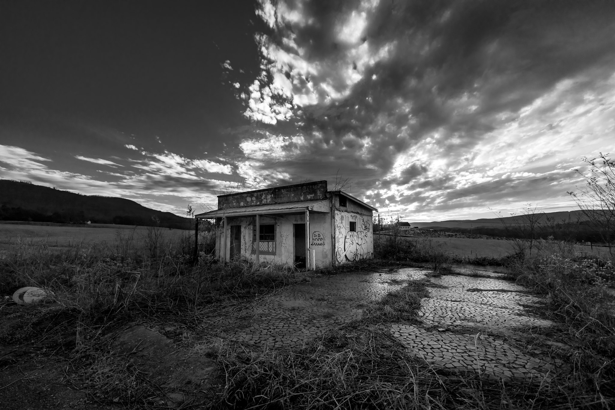 BW abandoned building Grelyak 9d7cac0a bb54 4569 ba90 454d4ee9ba28